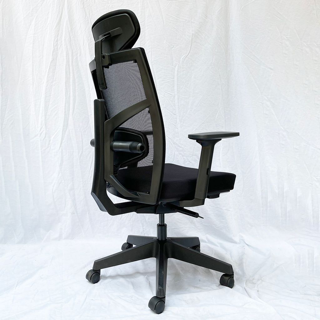 ghe-van-phong-tone-mau-den-06