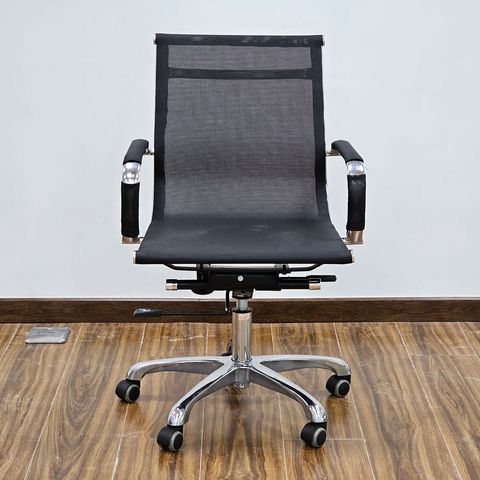 ghe-luoi-van-phong-chan-xoay-bang-nhom-duc-3