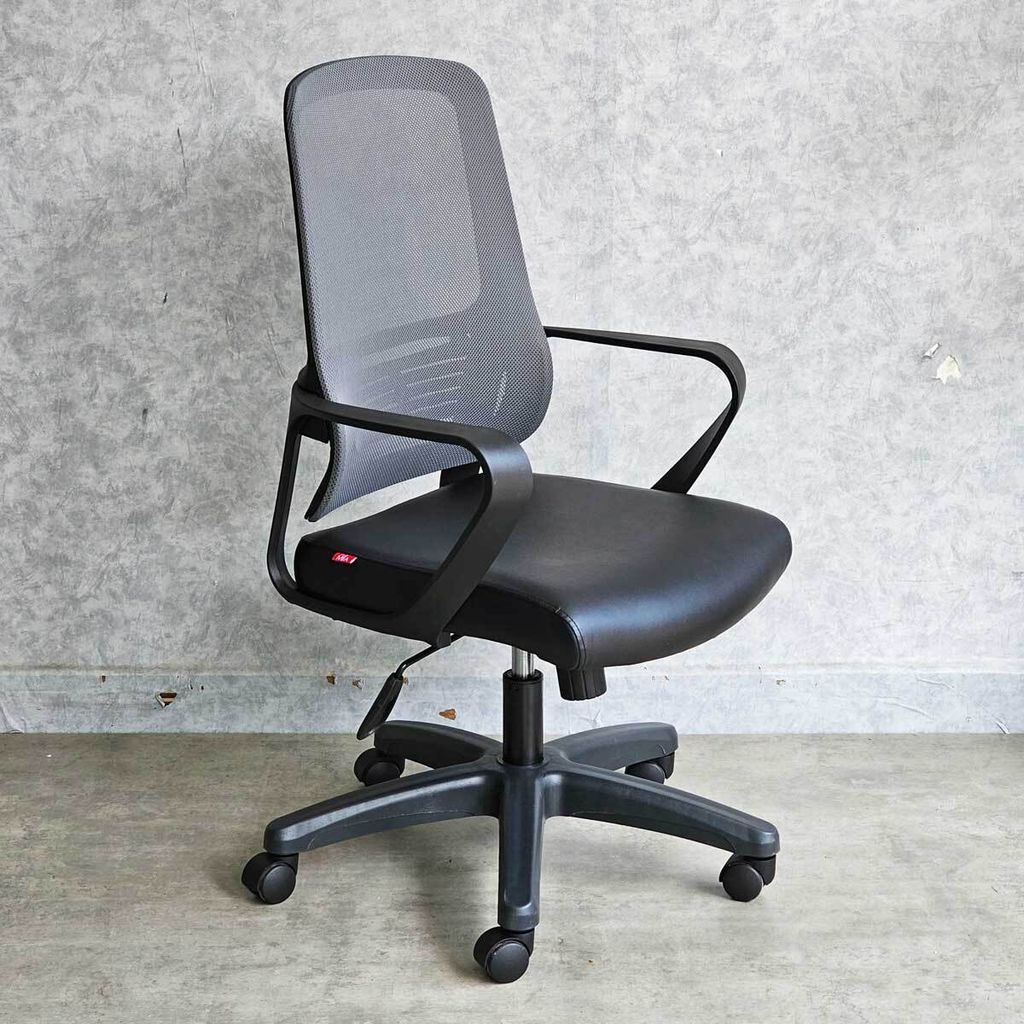 ghe-xoay-van-phong-boc-nem-da-lung-luoi-1