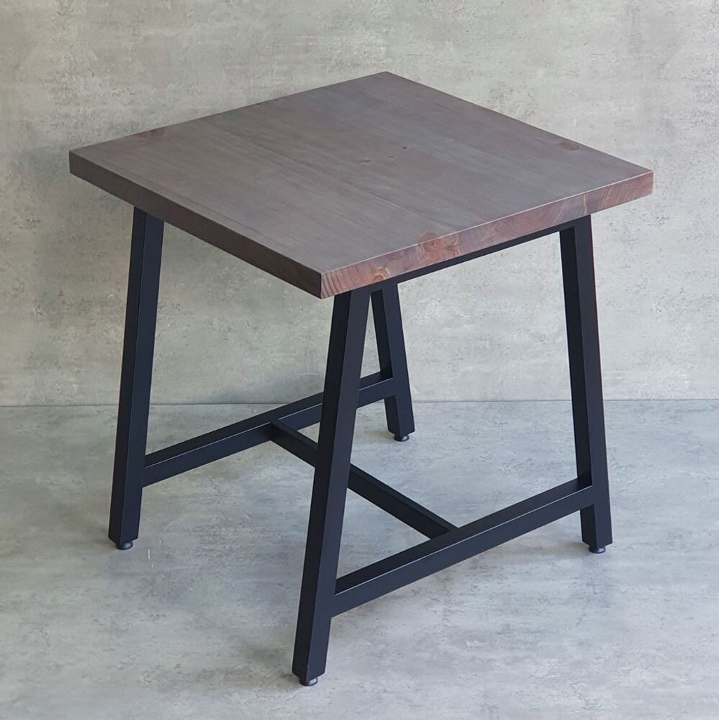 ban-cafe-chu-nhat-go-thong-chan-sat-4