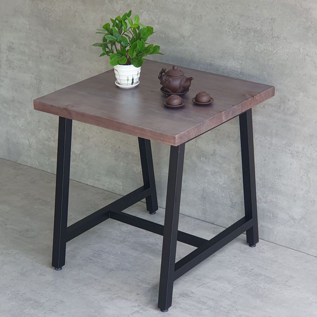 ban-cafe-chu-nhat-go-thong-chan-sat-2