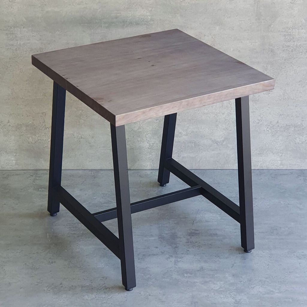 ban-cafe-chu-nhat-go-thong-chan-sat-6