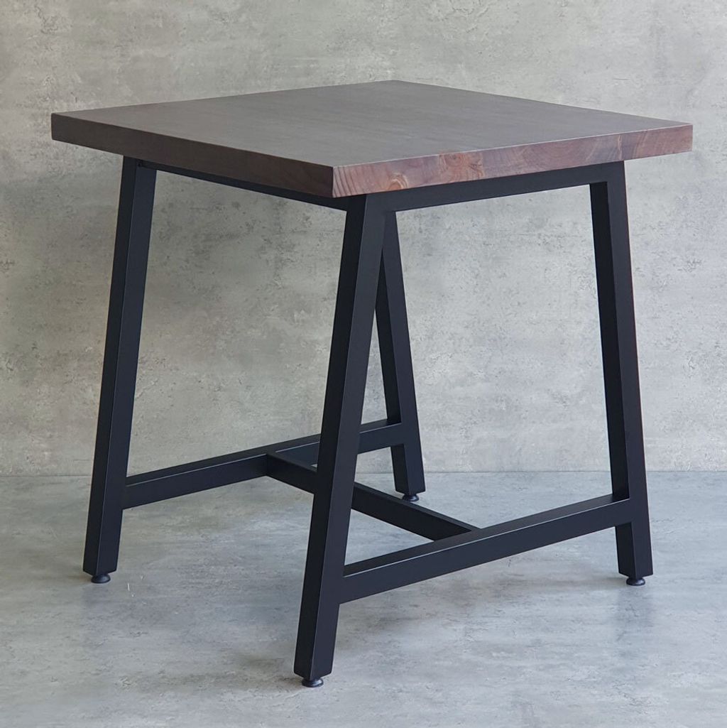 ban-cafe-chu-nhat-go-thong-chan-sat-5