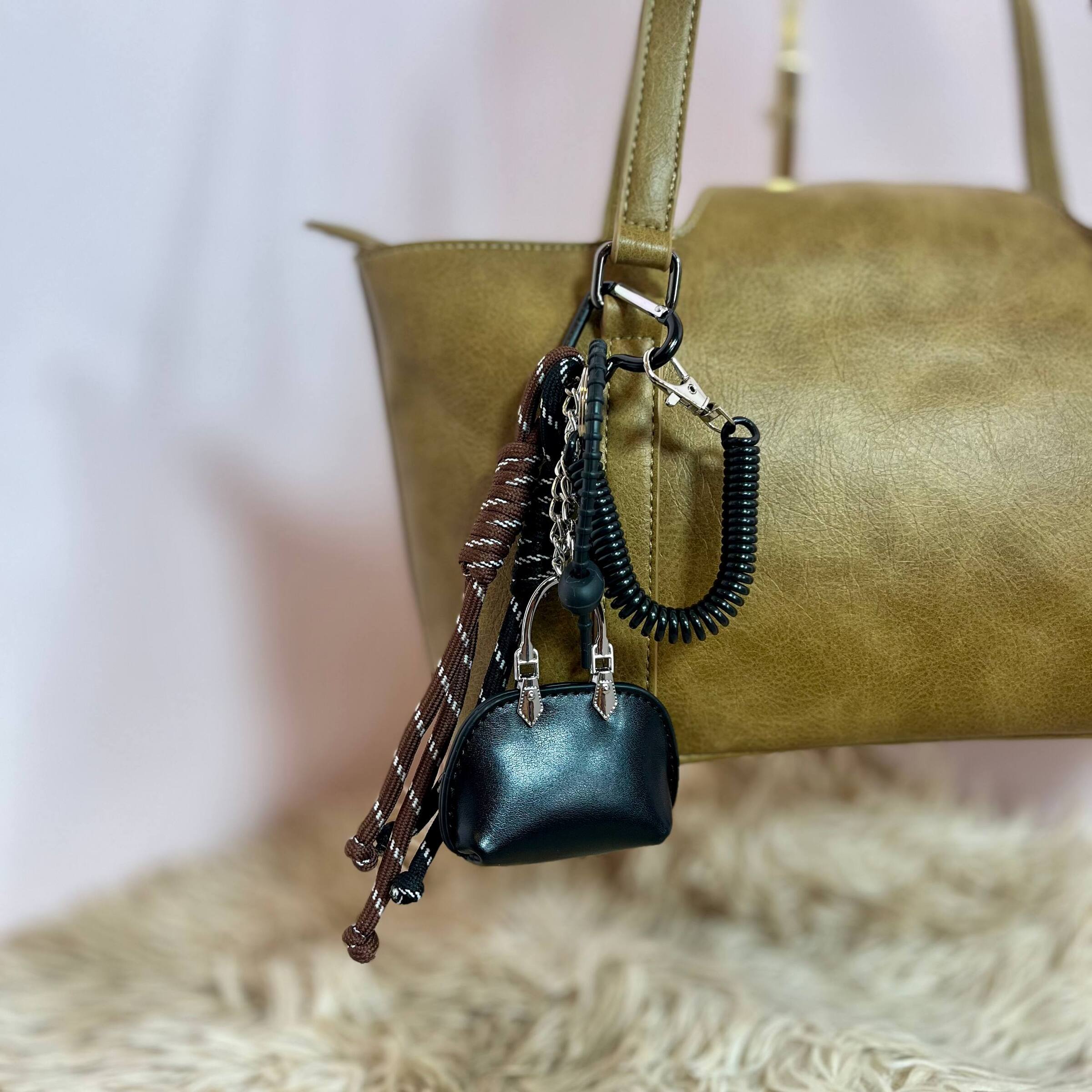 photo_6231114003463736365_w