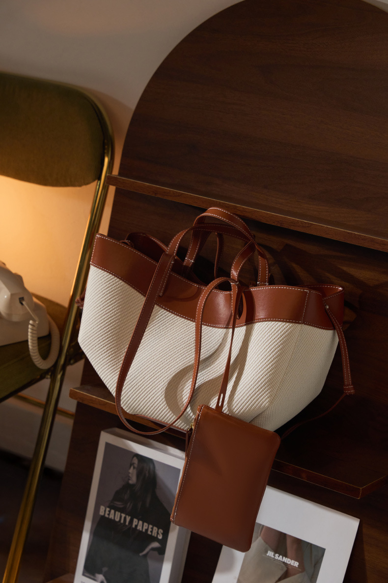 Wing Curve Leather Tote Bag – Brown