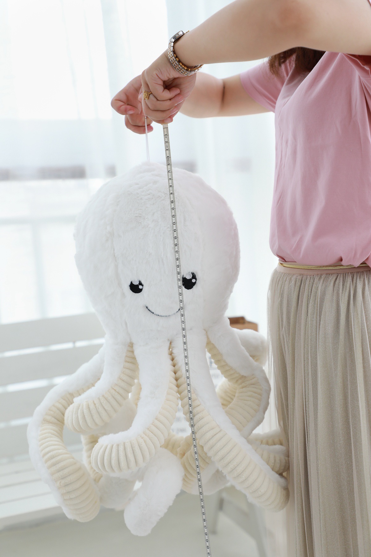 60 cm octopus plush toy measured with tape, highlighting medium size, soft texture and flexible tentacles