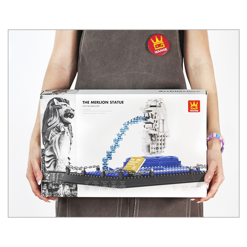 WANGE Merlion Statue Singapore building blocks set packaging box shown in hand, highlighting box size, product presentation, and detailed model artwork