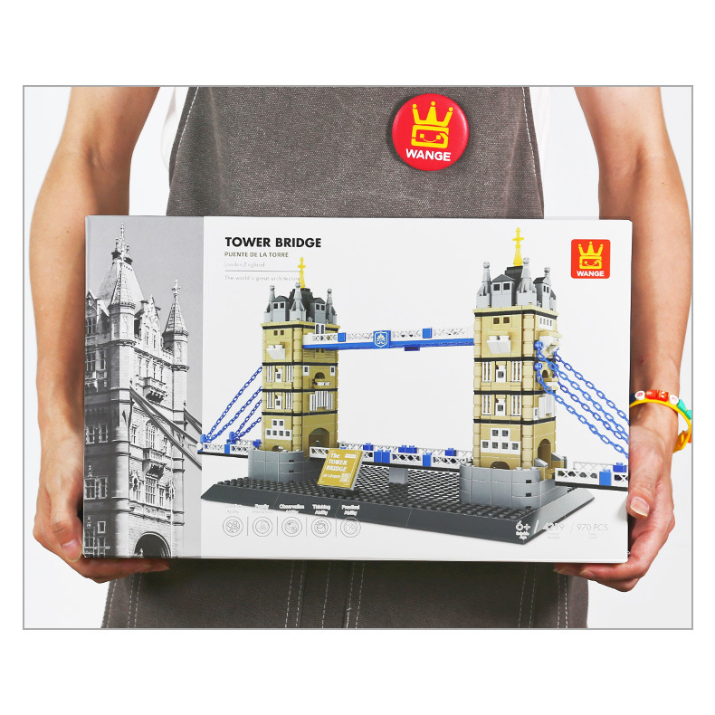 WANGE Tower Bridge building blocks packaging box held for size reference, showing architecture series design, product scale, and detailed model preview for collectors