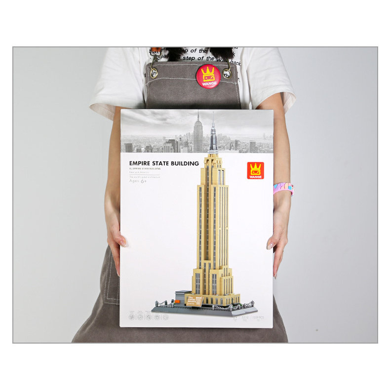 WANGE Empire State Building building blocks set packaging box held for size reference, showing large color box design, clear product image, and suitability for gifting, storage, and retail display