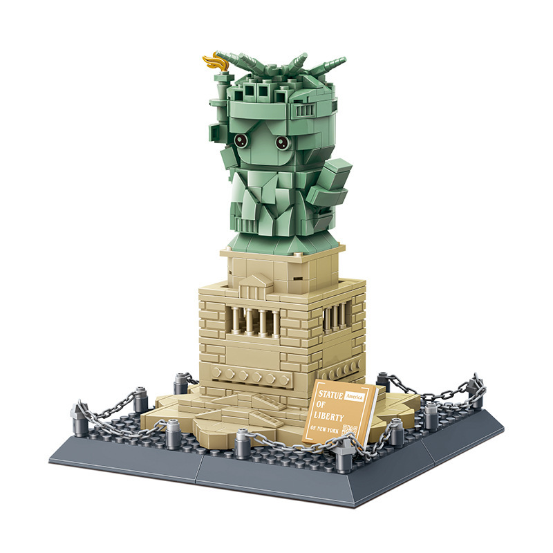 WANGE mini Statue of Liberty building blocks model with detailed structure, torch flame, and sturdy base, ideal for display and collection