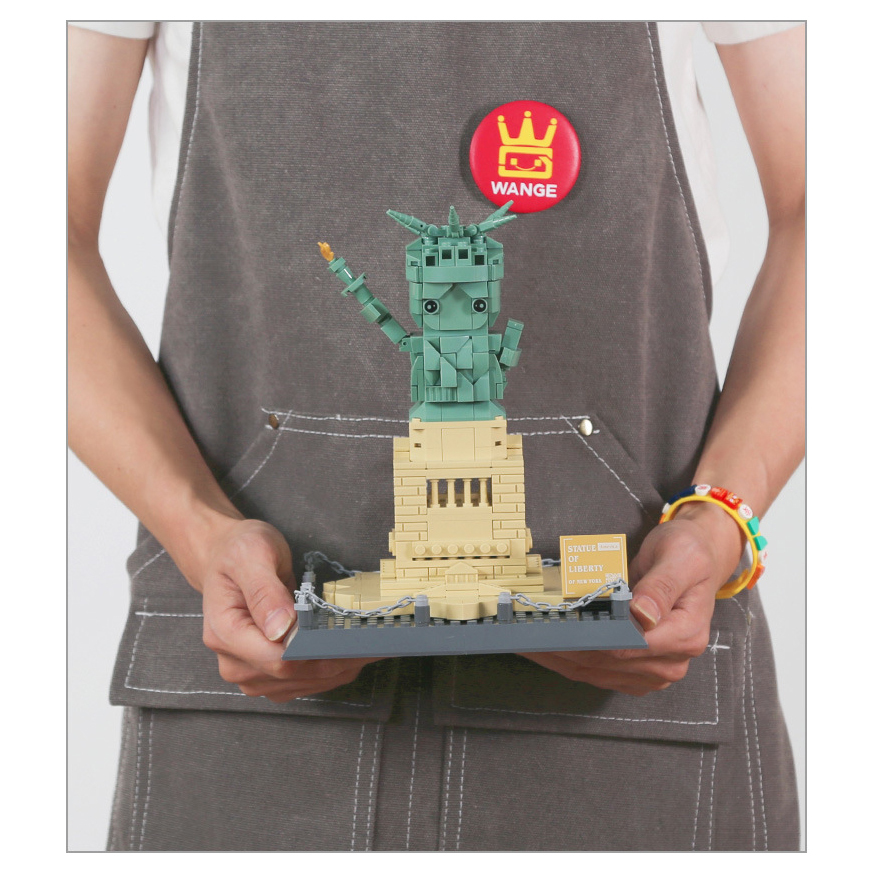Mini Statue of Liberty building blocks model size reference, compact and display-friendly design ideal for desks, shelves, and collections