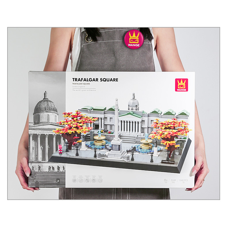 Trafalgar Square building blocks set in color box packaging, showcasing London landmark model and overall presentation for gifting