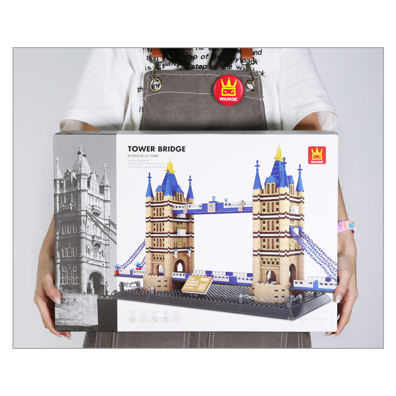 Tower Bridge building blocks set in retail packaging box, highlighting large box size and detailed model illustration for gifting or display