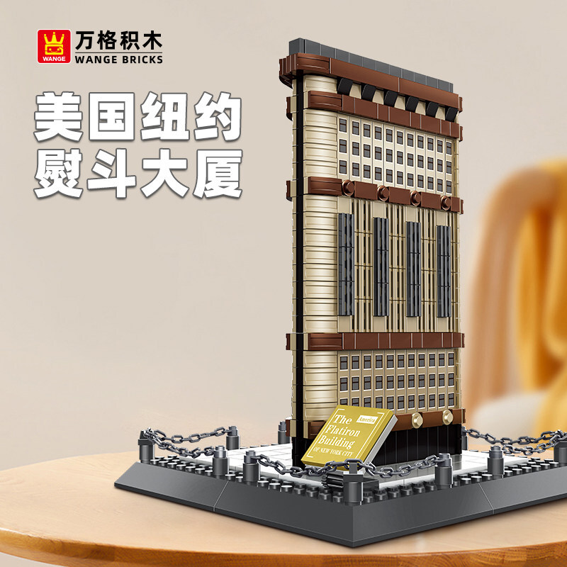 WANGE Flatiron Building building blocks model displayed on a table, featuring a detailed facade, decorative base, and miniature plaque, ideal for home decor and architectural display