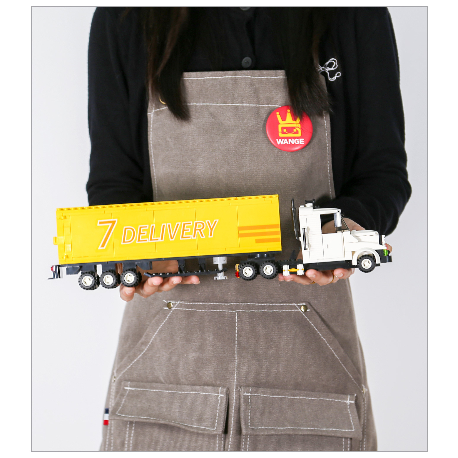 Compact WANGE Goods Vehicle building blocks model showing a detachable yellow container trailer and detailed cargo truck structure