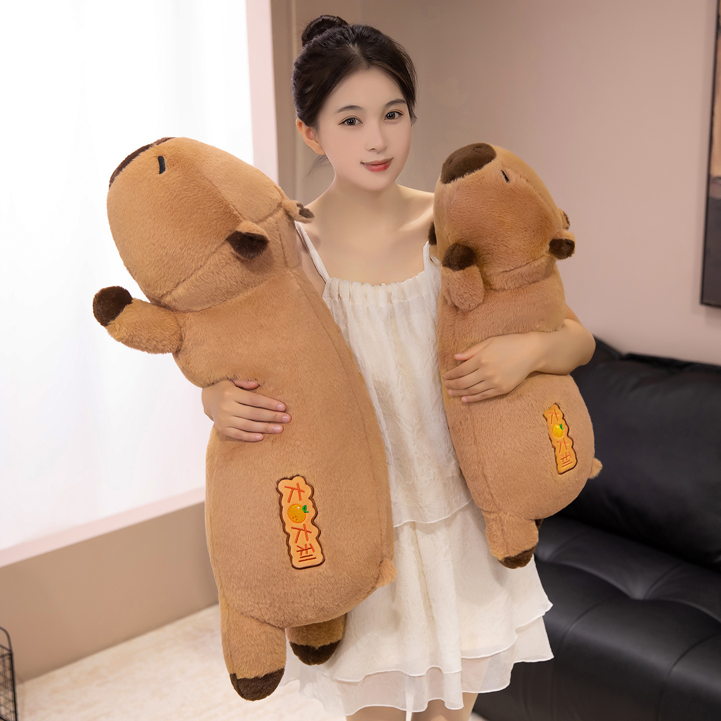 Lucky Capybara plush body pillows in 60 cm and 80 cm sizes, featuring soft plush fabric and embroidered “Da Ji Da Li” lucky design for cuddling and home decor