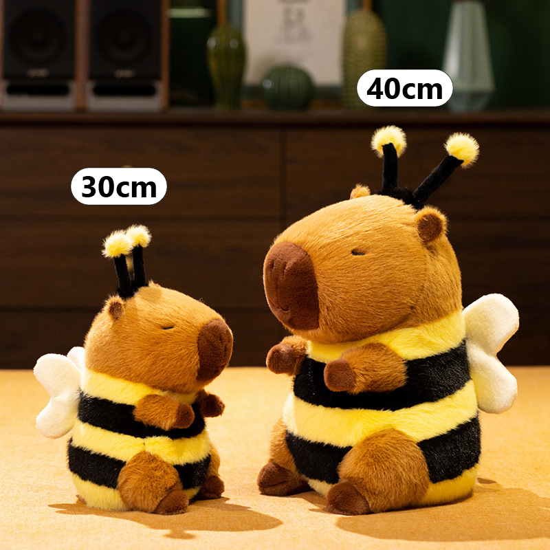 Bee Capybara Plush Toy size comparison in 30 cm and 40 cm, featuring soft plush fabric, fluffy PP cotton filling, bee stripes, wings, and pom-pom antennae