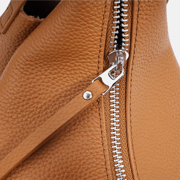 Chic Luxury Leather Hobo Bag – Hardware Detail