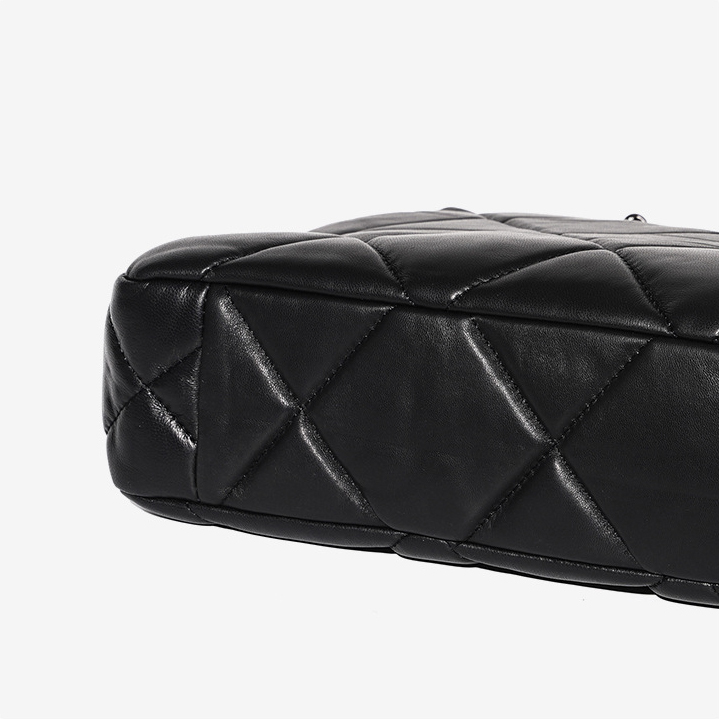 Elegant Quilted Leather Chain Tote Bag – Stitching Detail