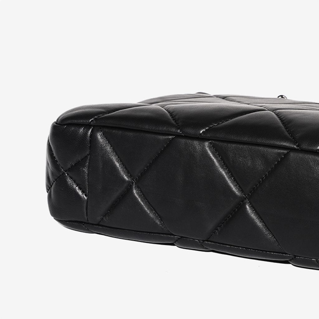 Elegant Quilted Genuine Leather Chain Tote Bag – Bottom Detail