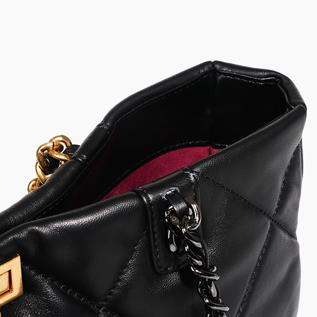 Elegant Quilted Genuine Leather Chain Tote Bag – Stitching Detail