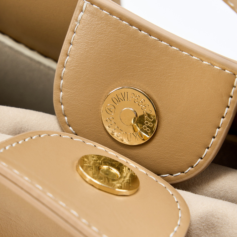 Wing Curve Leather Tote Bag – Hardware Detail