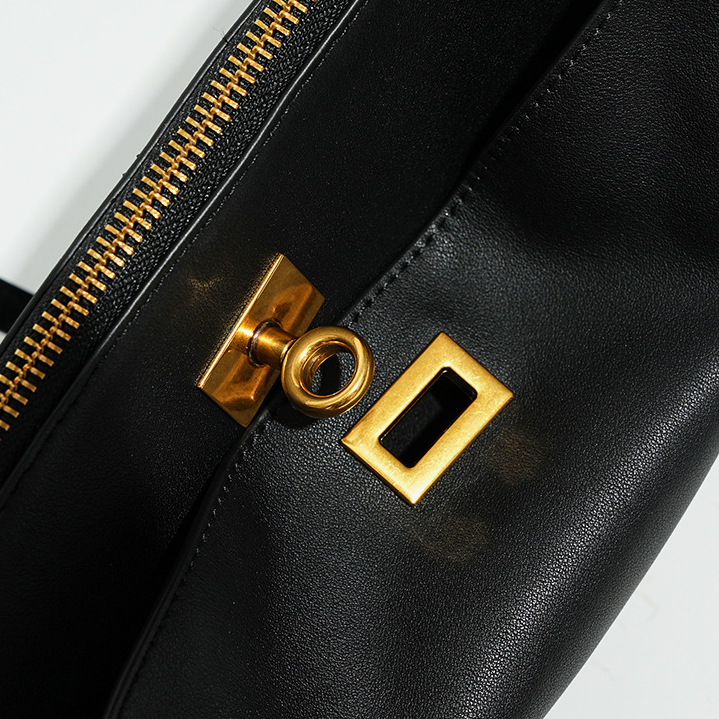 Rodeo Leather Baguette Bag – Hardware Detail