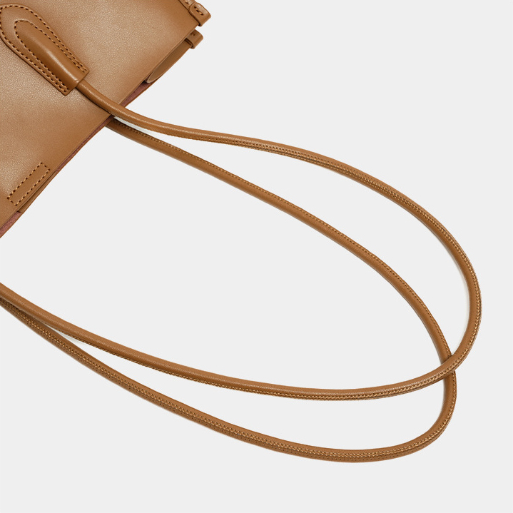 Premium Structured Leather Tote Bag – Strap Detail