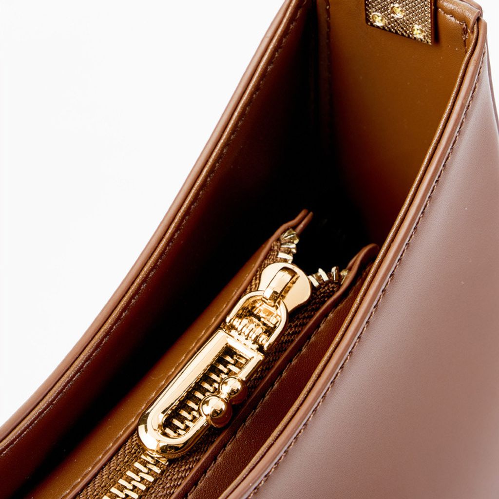 Oil Waxed Leather Minimalist Half Moon Bag – Hardware Detail