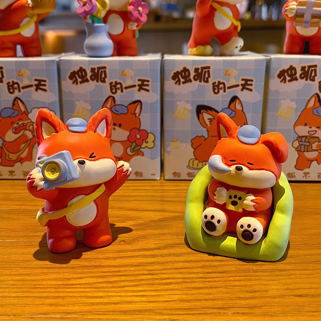 Say cheese and taking a nap mini figurines