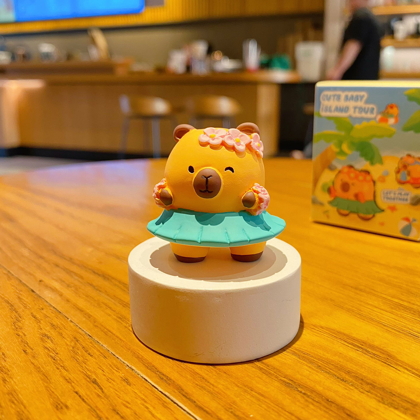 Hula capybara mini figurine
