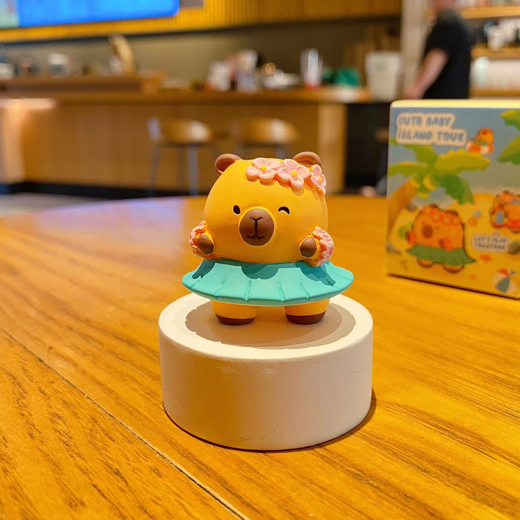 Hula capybara mini figurine