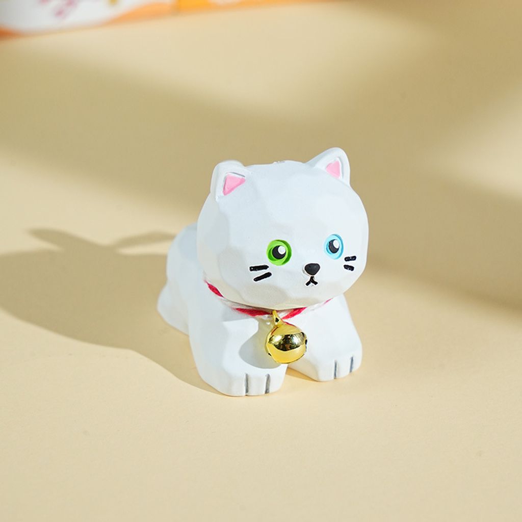 Persian cat mini figurine in wood-carving style