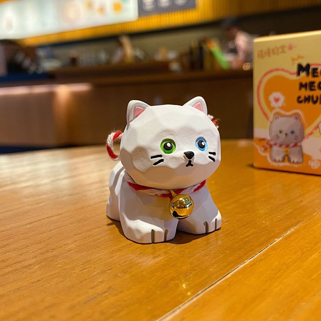 Persian cat mini figurine in wood-carving style