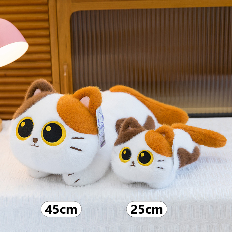 Soft lying cat plush toy size comparison showing 25cm and 45cm options, fluffy calico cat design displayed on bed for cozy home decor