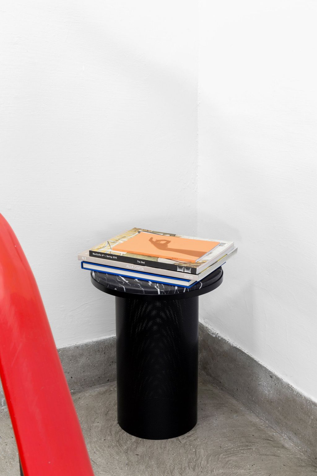 LR+Pedestal+table+black+©Esaila-2115