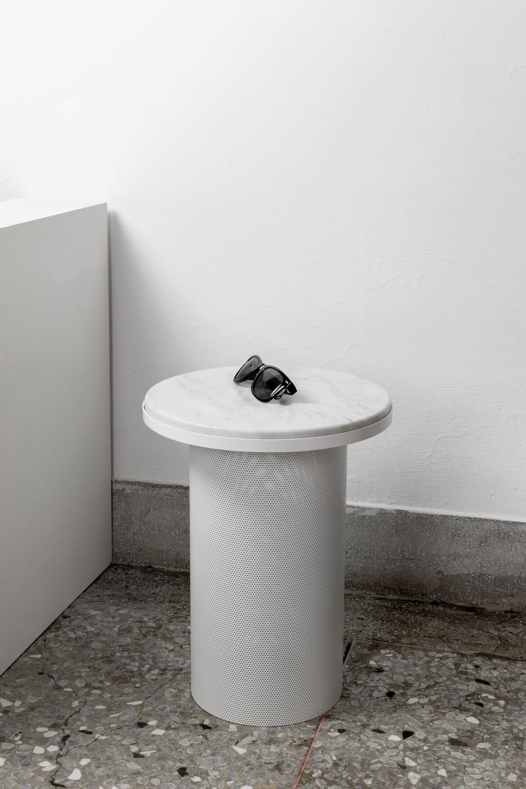 LR+Pedestal+table+©Esaila_9651