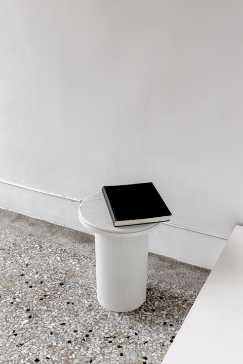 LR+Pedestal+table+©Esaila-4113
