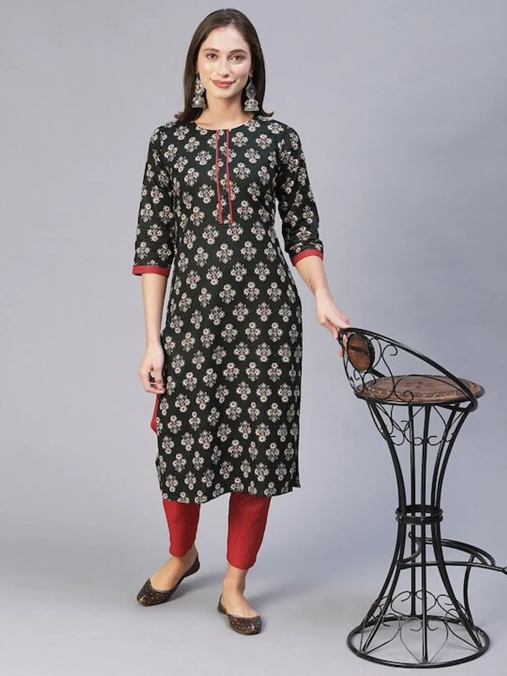 4122a681-42db-449b-85d7-b23b39b632a21705054230404AMRUTVARSHACREATIONWomenBlackFloralPrintedRegularThreadWorkP6