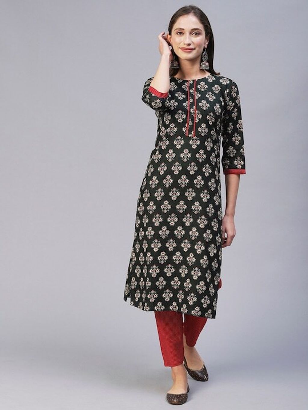52698385-c25c-4fc6-bf3b-baa316cbc6a81705054230376AMRUTVARSHACREATIONWomenBlackFloralPrintedRegularThreadWorkP1
