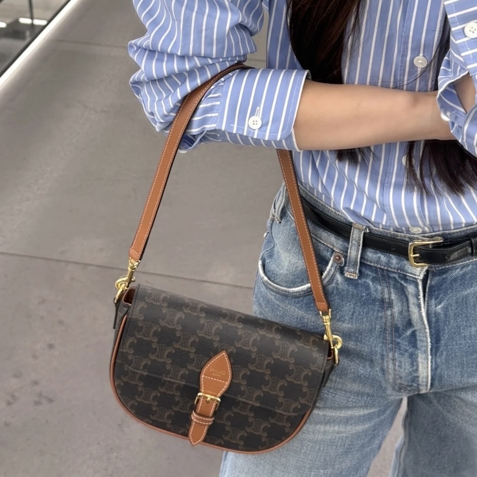 ★関税込み★ CELINE Folco Shoulderbag GREAT CONDITION CELINE Medium Folco Bag In Triomphe Canvas