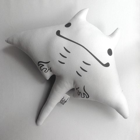 鬼蝠魟造型抱枕