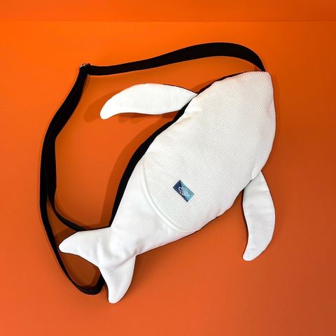 大翅鯨造型肩背包