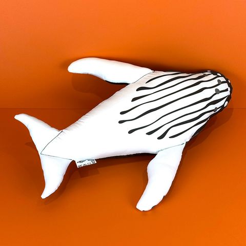 大翅鯨造型抱枕