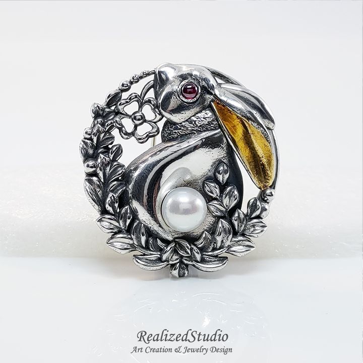 HP23101 009 golden-ear-rabbit-motif-silver-brooch-pearl-tail RealizedStudio Jewelry
