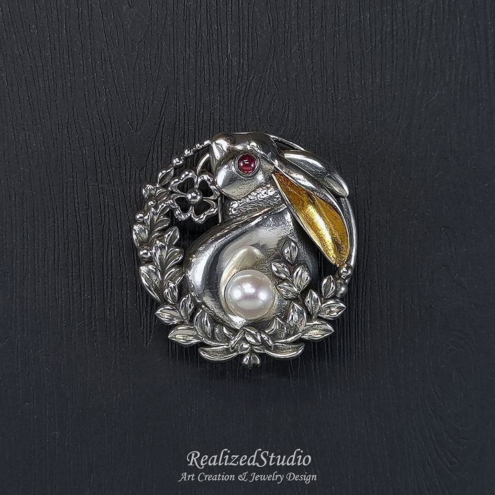HP23101 001 golden-ear-rabbit-motif-silver-brooch-pearl-tail RealizedStudio Jewelry