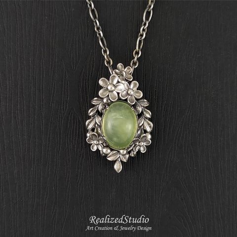 P23Q24n291 002 prehnite silver pendant vine leaf flower