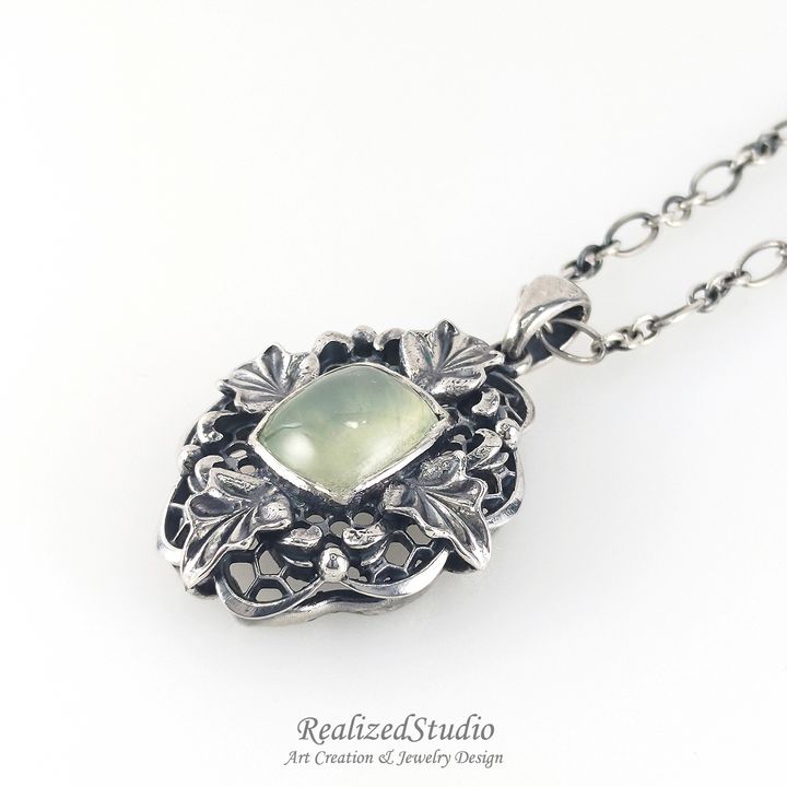 P21Q24n286b Prehnite 007 retro oak leaf motif silver pendant RealizedStudio Jewelry