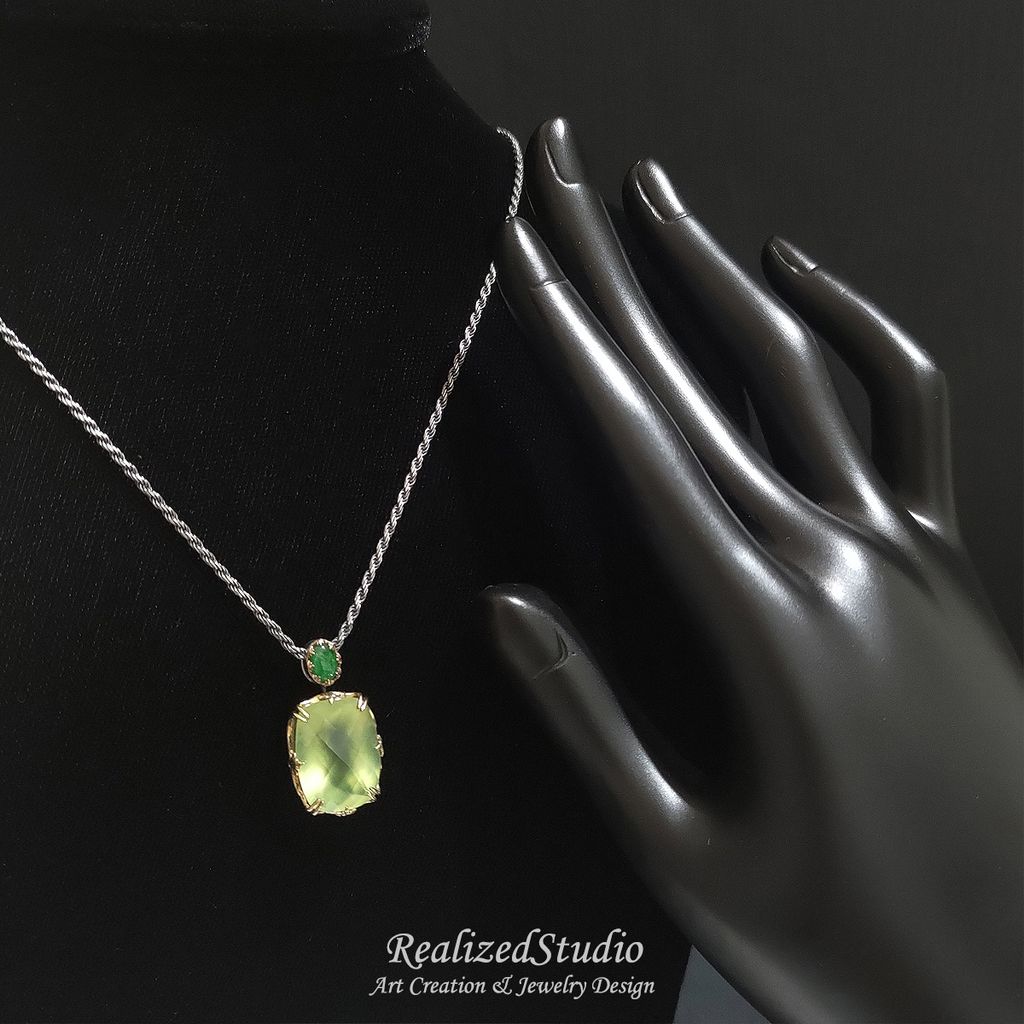 P23W09n300 Tulle royal chess cut prehnite pendant 006