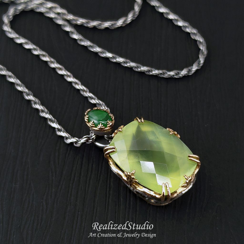 P23W09n300 Tulle royal chess cut prehnite pendant 009